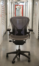 Sedia ufficio lombare Herman Miller Aeron Posturefit - taglia B - nera completamente carica