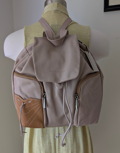 Zaino nuovo con etichette