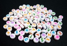 100pz misti Alfabeto / lettere di perline bianche 7x3,5mm colori vari bijoux