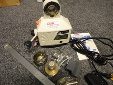 Alimentatore per ginocchiere