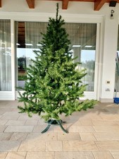 Albero di Natale. Materiale  sintetico; Alto cm. 180,00. Largo cm. 60. 1980