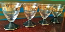 Set di 4 Bicchieri Da Vino Vintage, Decorazione Oro E Base Nera. 