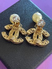 orecchini Clips Chanel con logo CC e perle dorate 