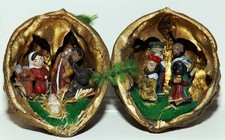 Presepe in miniatura inserito in un guscio di noce
