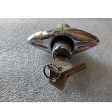 Maniglia pulsante cofano