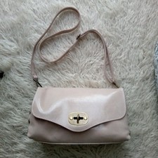 Borsa in pelle rosa cipria postina chiusura ottone borchie borchiette oro...