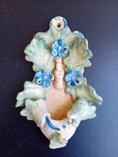 Acquasantiera in ceramica.