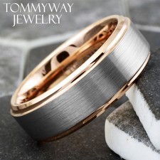 Anello uomo 6/8 mm tungsteno placcato oro rosa spazzolato fascia centrale incisione disponibile.