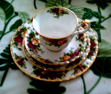 Tazza e 3 piatti da the.  Royal Albert,  Roses Old Country. England
