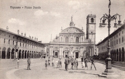 Pavia piazza ducale - piazza,