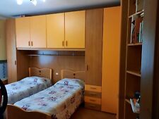 Cameretta a ponte compresa di 2 letti, armadio ad angolo e cassettiera. 