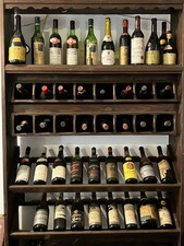 Mobile portabottiglie in legno pregiato con collezione vini d’epoca (’60-’90)