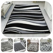 Tappeti bianchi e neri per