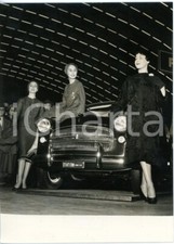 1957 TORINO Salone dell'Automobile - Modelle con nuova FIAT 1200 Granluce *Foto