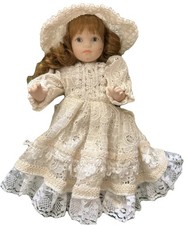 Bambola vintage in porcellana Sibania con abito bianco in pizzo alta 10” (MA)