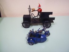 Coppia di modelli di moto vintage in latta e auto artigianale n ferro