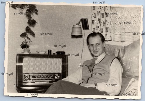Uomo accanto saba radio - saba, a