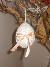 Uovo di Pasqua cotone bianco con fiocco fatto a mano ad uncinetto. Da appendere