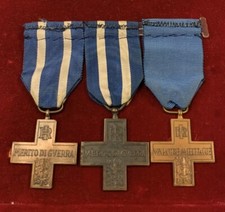 574 - Medagliere "Croci al Merito di Guerra e Al Valore Militare" Rep. Italiana