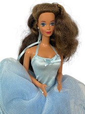 Con ABITO E GIOIELLI ORIGINALI