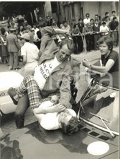 1967 CANTAGIRO Emilio ROY scherza con Armando SAVINI sul cofano dell'auto *Foto