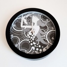 Orologio da parete In plastica nera con quadrante fantasia e lancette bianche