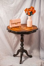 Elegante tavolino con intarsio