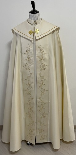 Piviale bianco con ricamo