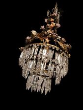Lampadario a tre livelli in porcellana francese con rose e prismi in cristallo