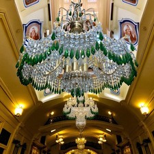 grande lampadario con struttura placcata oro 24 kt con dettagli verde smeraldo