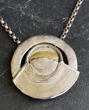 Ciondolo o spilla di design in