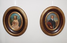 COPPIA DI MINIATURE FIRMATE DIPINTE A MANO CON CORNICE IN LEGNO OVALE 17x20cm.