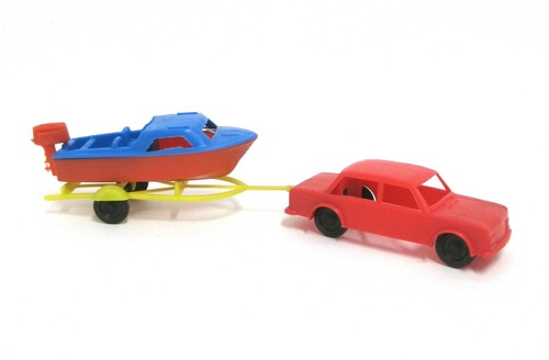 Auto con motoscafo su - -,