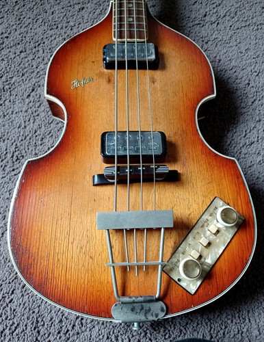 Chitarra basso violino