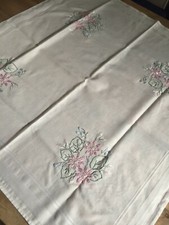 Tovaglietta da Te o centro tavolo fatto di ricamo a mano bordo fiandra  rigato