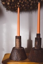 Coppia di candelabri in legno ricavati da antichi ingranaggi fatti a mano