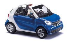 Busch 50779 Smart Fortwo Cabrio 2015 con personaggi blu/bianco 1:87 nuovo modello