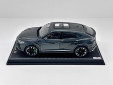 Lamborghini Urus 1/18 scale MR