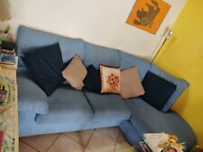 Divano In Tessuto Sfoderabile Con Angolo Tondo e qualche cuscino in regalo 