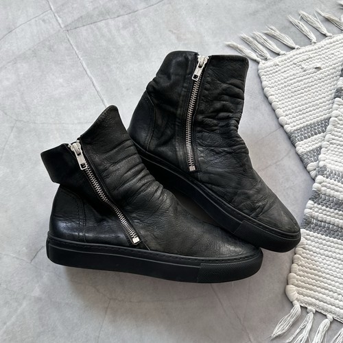 Sneakers gotiche con cerniera