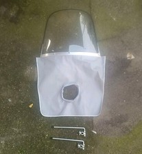 Parabrezza 109 x 73 cm per ciclomotore anni '60. In resina, alluminio e tessuto 