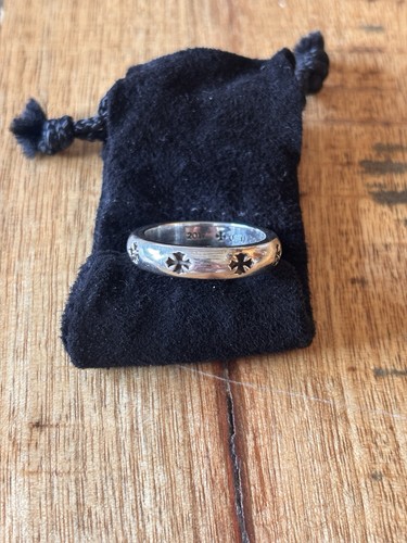 Anello spaziale negativo cuori
