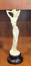 Statua statuina semi nuda