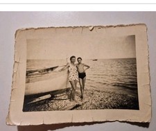 18157. Foto d'epoca donna femme con ragazzo al mare gambe aa '30 italia - 10x7