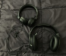 Un trio di cuffie. Usato, ma