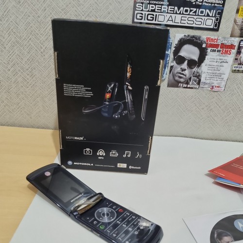Motorola razr2 unlocked - motorola, v8