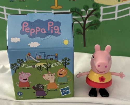 Figurina peppa pig che indossa - pig,