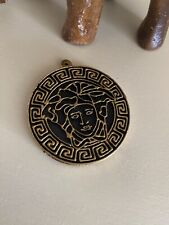 Portachiavi Versace 4 cm x 4,5 cm nero e dorato.