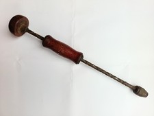 Antico trapano a mano con