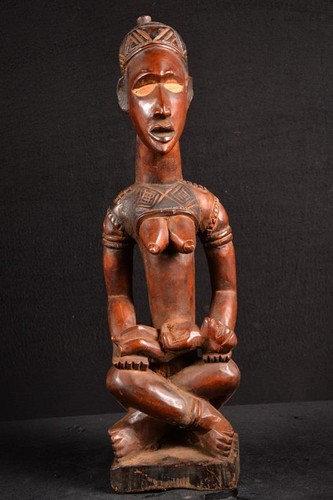 Una statua primitiva africana